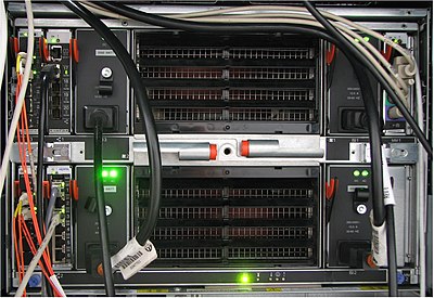 https://upload.wikimedia.org/wikipedia/commons/thumb/d/df/IBM_Bladecenter_E_%28back%29.jpg/400px-IBM_Bladecenter_E_%28back%29.jpg